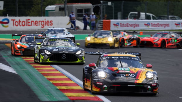 GT cars squabble for position — Photo: © IMAGO