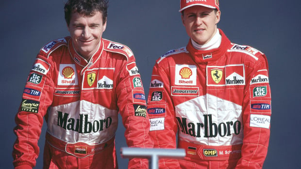 Michael Schumacher and Eddie Irvine stand behind the rear wing at the launch of the 1999 F1 car — Photo: © IMAGO