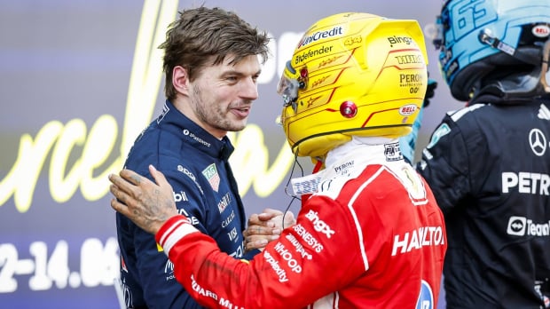 Lewis Hamilton and Max Verstappen embrace at the Barcelona GP — Foto: © IMAGO