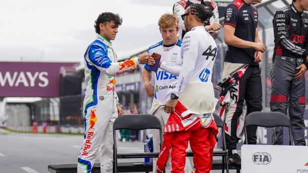 Lewis Hamilton and Arvid Lindblad fist bump at the Aus GP — Photo: © IMAGO