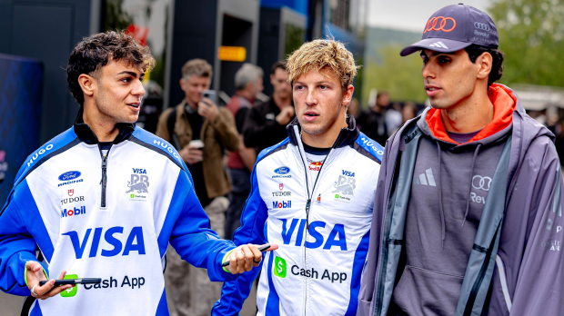 Lindblad, Lawson and Bortoleto in respective team kit in conversation walking through paddock — Foto: © IMAGO