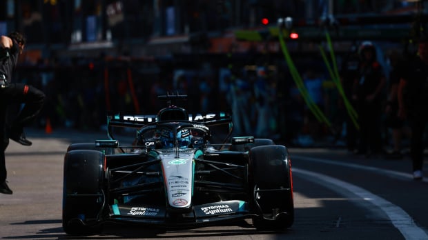Russell in pit lane in Monaco — Foto: © IMAGO