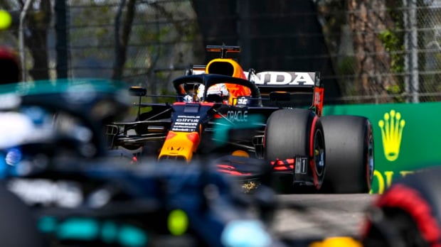 Max Verstappen in actie op het circuit van Imola.