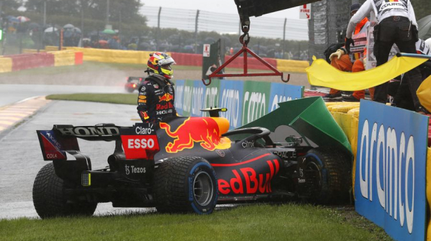 Sergio Pérez after his crash at Spa — Foto: © LAT Images