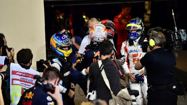 Alonso, Gasly and Schumacher congratulate Verstappen — Foto: © LAT Images