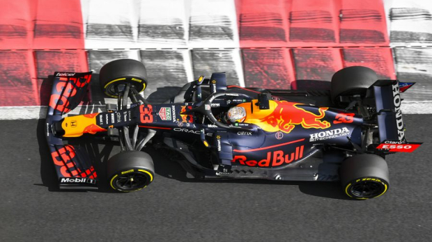 Verstappen in zijn RB16B