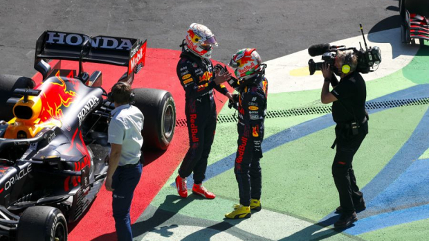Max Verstappen and Sergio Pérez — Foto: © LAT Images