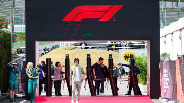 Stroll entering Suzuka paddock — Photo: © IMAGO