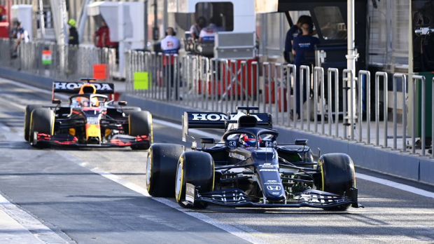 Yuki Tsunoda en Max Verstappen tijdens de wintertestdagen