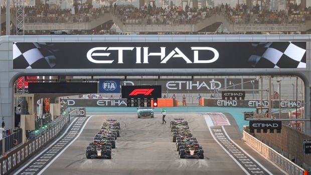 Drivers and cars line up for the start of the 2025 Abud Dhabi Grand Prix — Foto: © IMAGO