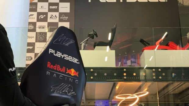 De gesigneerde playseat - Red Bull Content Pool
