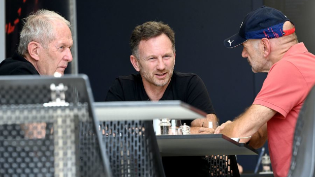 Helmut Marko, Christian Horner and Adrian Newey talking