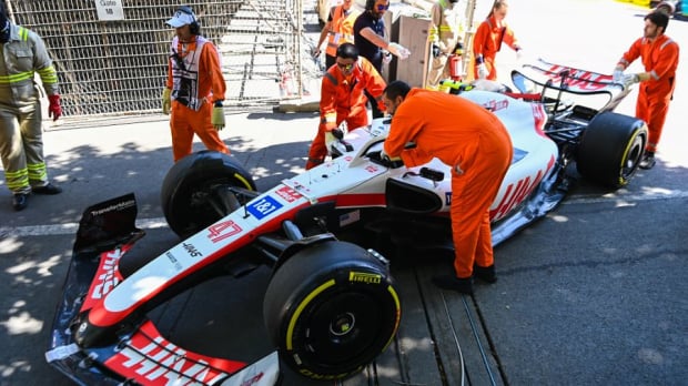 Schumacher en zijn geparkeerde Haas tijdens VT1 in Bakoe