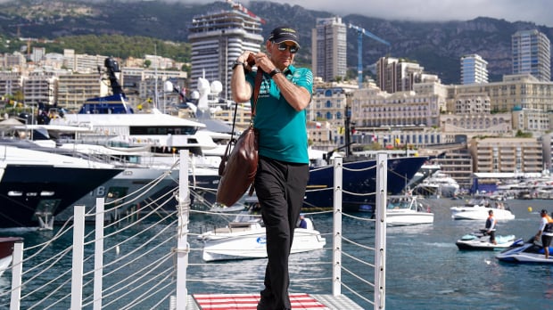 Adrian Newey stepping off a yacht flanked by the Monaco backdrop looking slay — Photo: © IMAGO