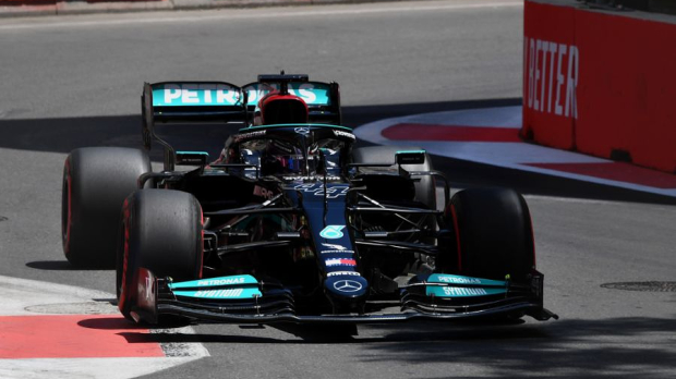 Lewis Hamilton in actie op het Baku City Circuit.