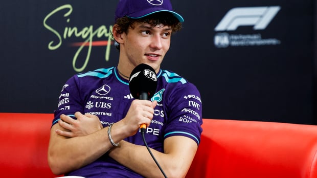 An image of Mercedes F1 star Kimi Antonelli talking to the media at the 2026 Singapore Grand Prix — Photo: © IMAGO