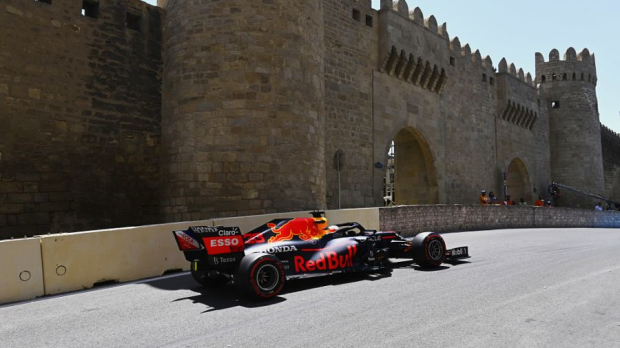 Max Verstappen in actie op het Baku City Circuit.