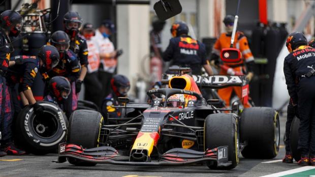Max Verstappen maakt een pitstop. — Foto: © LAT Images