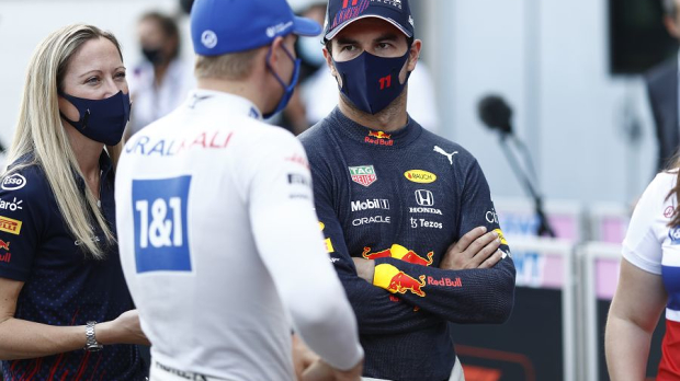 Mick Schumacher chatting to Sergio Pérez