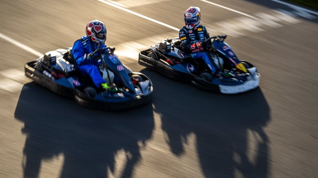 Verstappen in Max vs 100 karting race — Foto: © Red Bull Content Pool