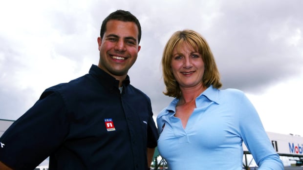 Ted Kravitz and Louise Goodman stand for an ITV presentation in 2002 — Photo: © IMAGO