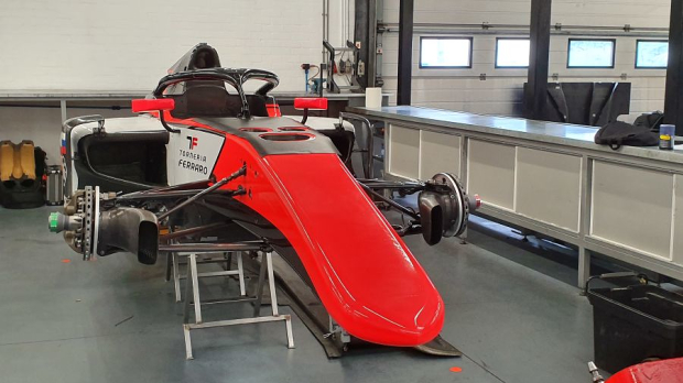 De F2-auto van King is weer helemaal kaal en wordt opnieuw bestickerd