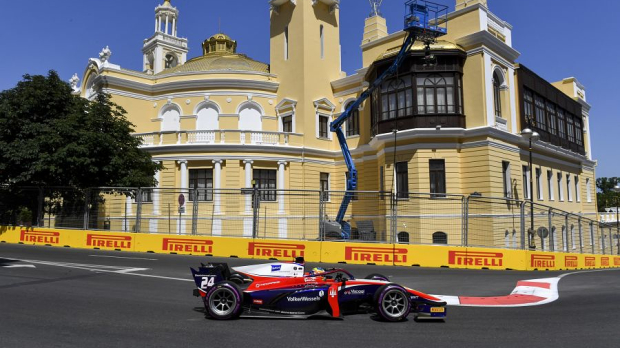 Bent Viscaal tijdens eerste F2-sprintrace in Bakoe 2021