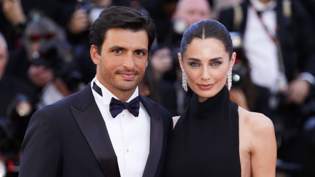 Carlos Sainz and Rebecca Donaldson look at the camera in black tie at the Cannes film festival — Photo: © IMAGO
