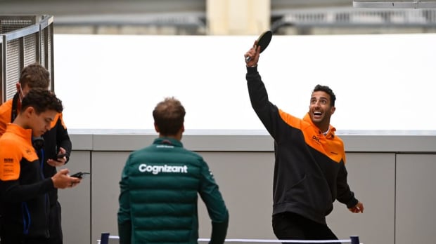 Ricciardo en Norris spelen tafeltennis. 