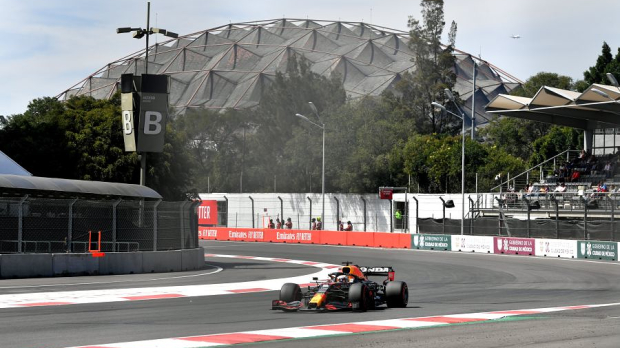 Verstappen driving his Red Bull in Mexico — Foto: © LAT Images