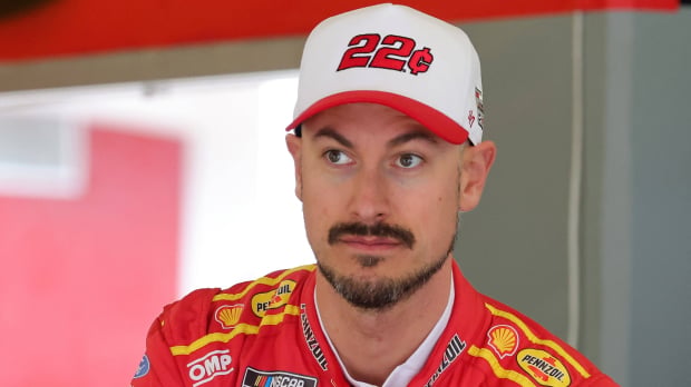 An image of Team Penske NASCAR driver Joey Logano in the garage — Photo: © IMAGO