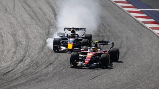 Verstappen fighting Hamilton in Austria — Foto: © IMAGO