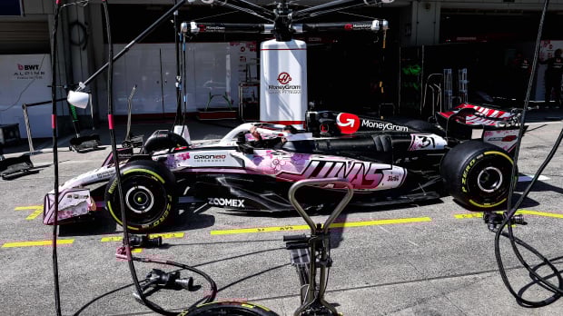 Haas in de pits ahead of FP1 at Suzuka