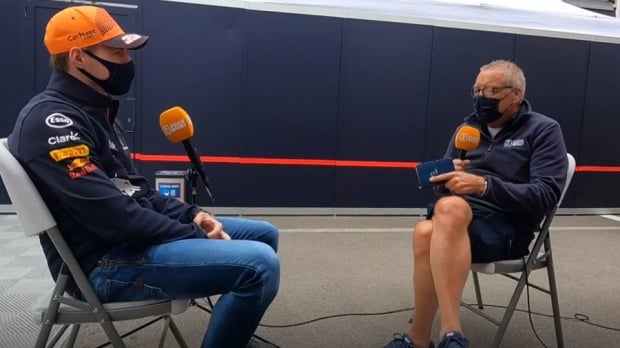 Olav Mol in gesprek met Max Verstappen.