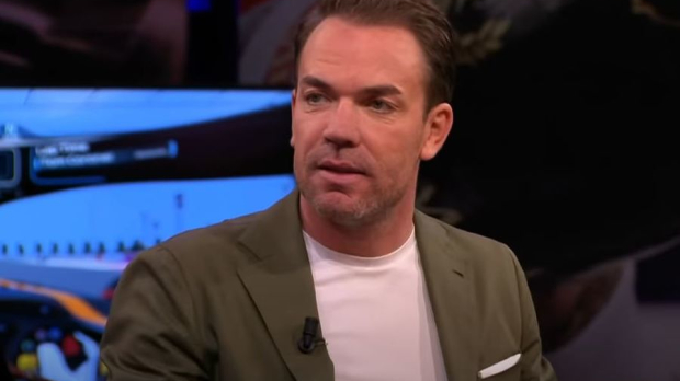 Robert Doornbos aan tafel bij het Formule 1 Café op Ziggo Sport.