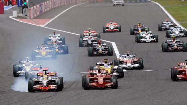 The 2008 Japanese Grand Prix gets underway at Fuji as drivers head into turn one