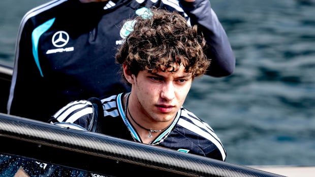 Kimi Antonelli getting off a boat looking suspicious at the Monaco Grand Prix — Foto: © IMAGO