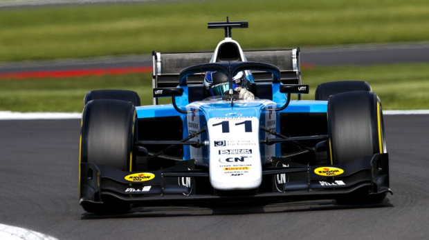 Richard Verschoor in actie op Silverstone.