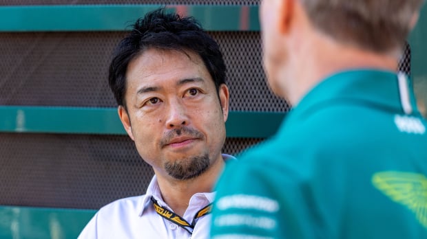Shinataro Orihara looks on at an Aston Martin colleague — Photo: © IMAGO