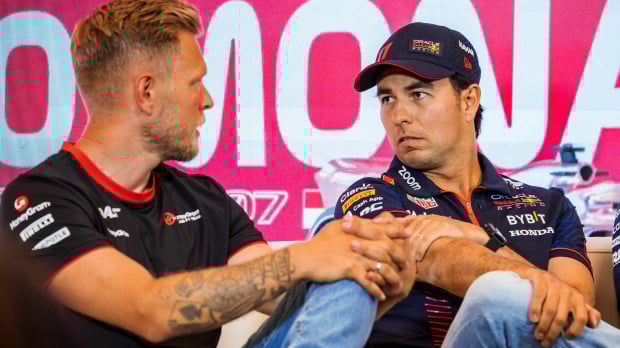 Magnussen en Pérez tijdens persconferentie in Monaco