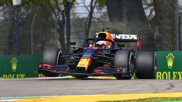 Max Verstappen in actie op het circuit van Imola.