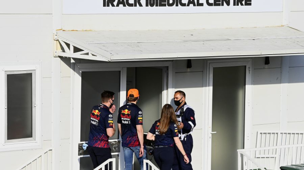 Verstappen heading to the medical centre in Baku — Foto: © LAT Images