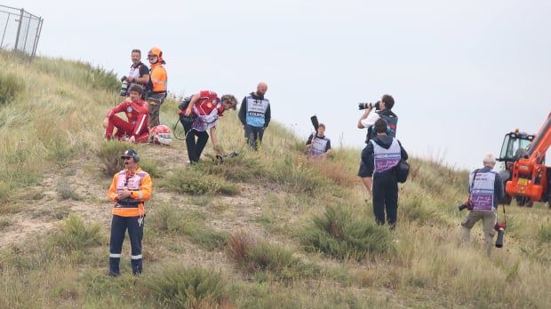 Leclerc was omringd door marshals en fotografen 
