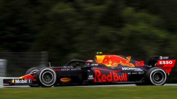 De voorkant van de Red Bull loopt schuin naar beneden ten opzichte van de achterkant.