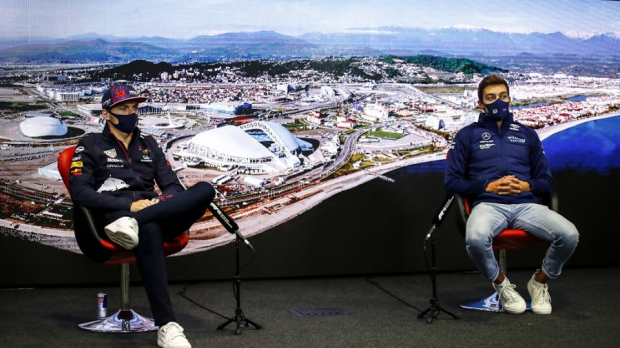 Russell, Verstappen — Foto: © LAT Images