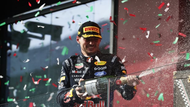 Verstappen on the podium at the Hungaroring — Foto: © Red Bull Content Pool