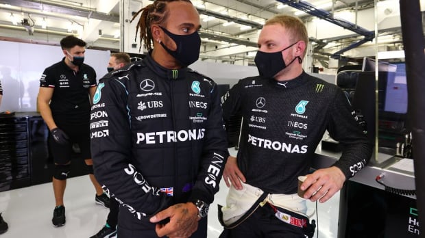 Valtteri Bottas en Lewis Hamilton wachten totdat ze de baan op kunnen