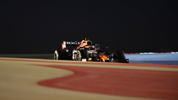Max Verstappen tijdens de tweede vrije training in Bahrein. — Foto: © LAT Images