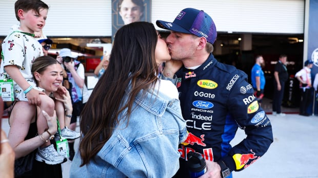Kelly reageert op bewerkte foto van haar en Verstappen in Singapore — Foto: © IMAGO