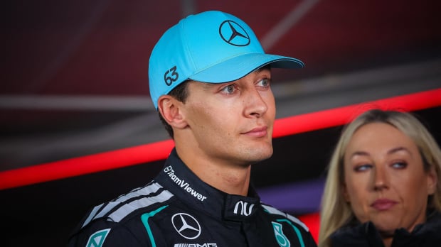 An image of Mercedes F1 driver George Russell talking to the media — Photo: © IMAGO
